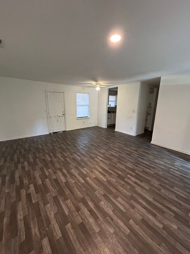 Building Photo - Huge 3 bed 2 full bath in Summerville!