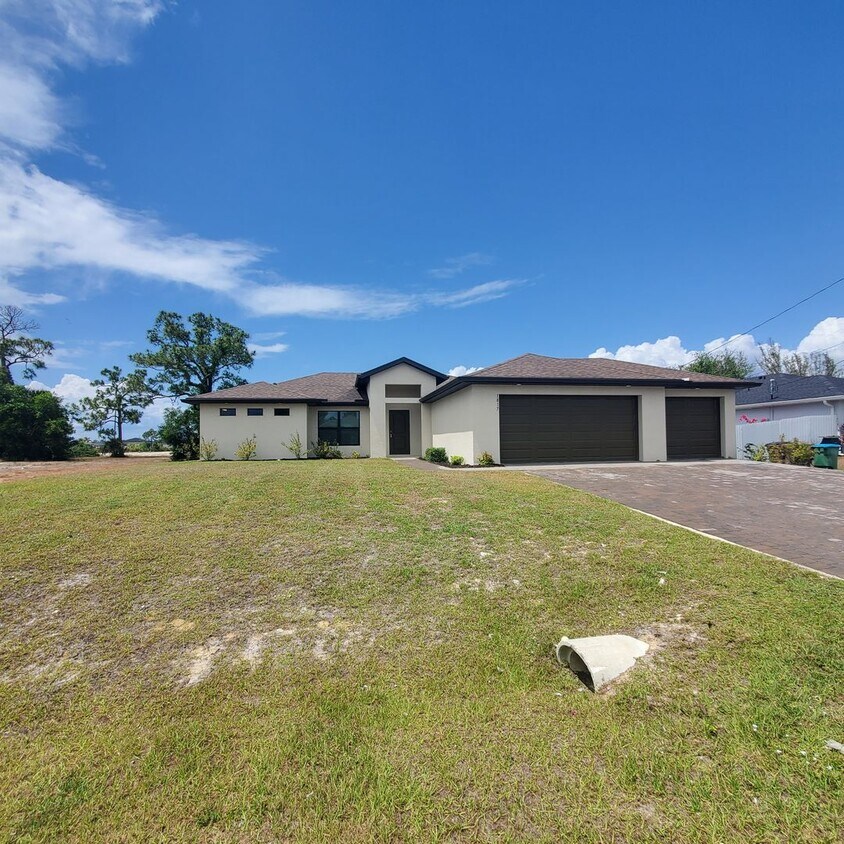 Foto principal - Charming 4-Bedroom 2 Bath Retreat with Mod...