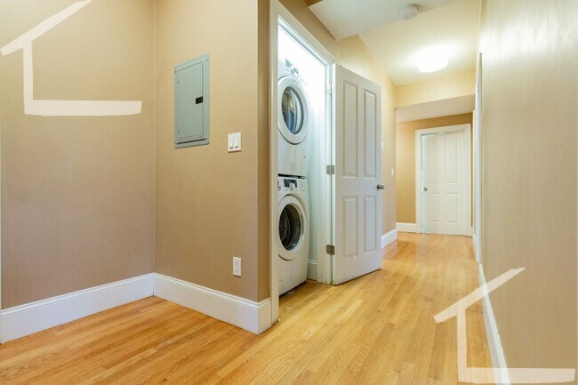 Building Photo - Worth the Walk! Gorgeous 4bd/2bath in Brookline