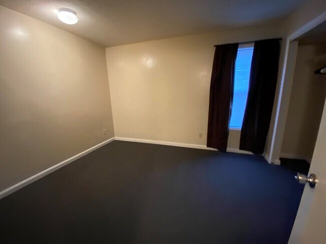 Building Photo - 703 Scherm Rd