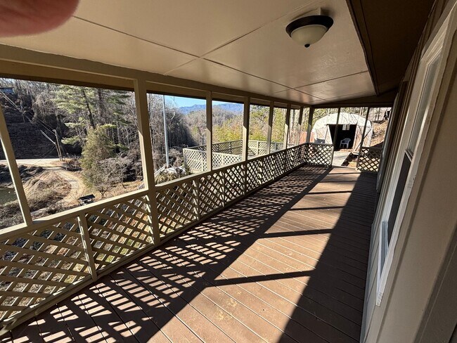 Foto del edificio - Beautiful 3/2 remodel on 3/4 of an acre