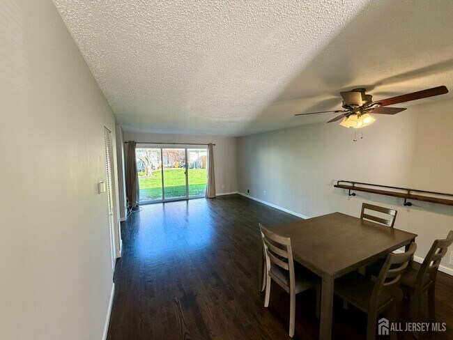 Foto del edificio - 347 Bromley Pl