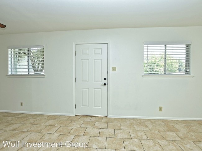 Building Photo - 1 br, 1 bath Apartment - 806 E 13th St