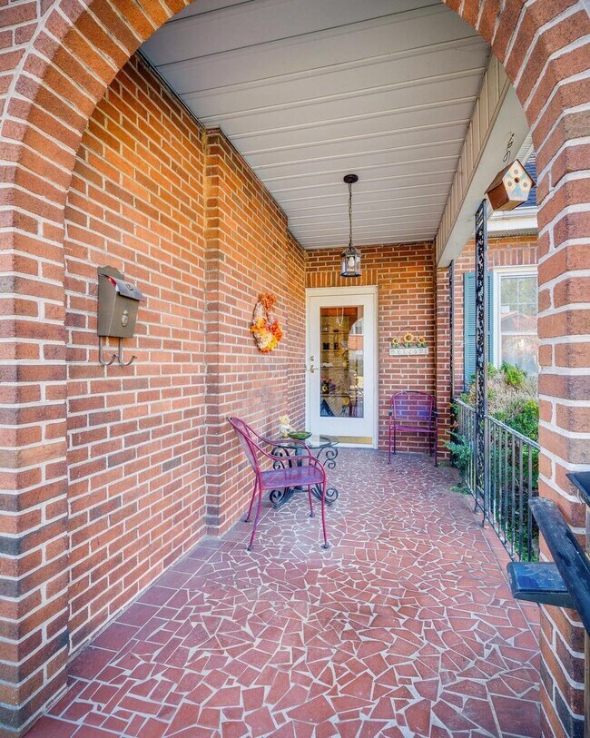 Foto del edificio - Charming 3 bed 2 Bath | Sunroom + Garage + Patio | Summer Special !
