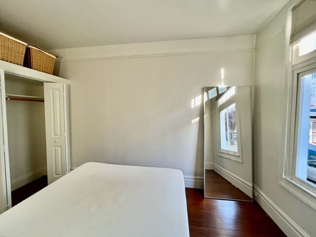 Building Photo - Centrally located 1 BR/1BA apartment home ...
