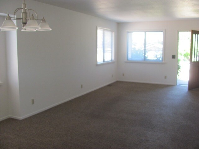 Building Photo - Santa Margarita - 15 minutes to SLO Spacio...