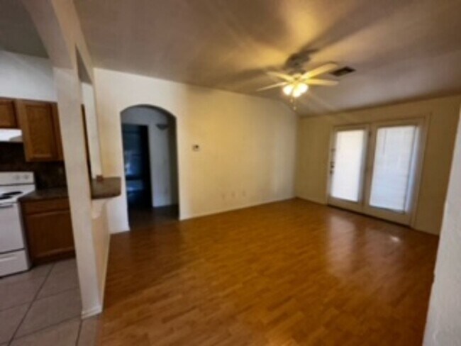 Foto del edificio - 3 Bed 2 bath with Garage