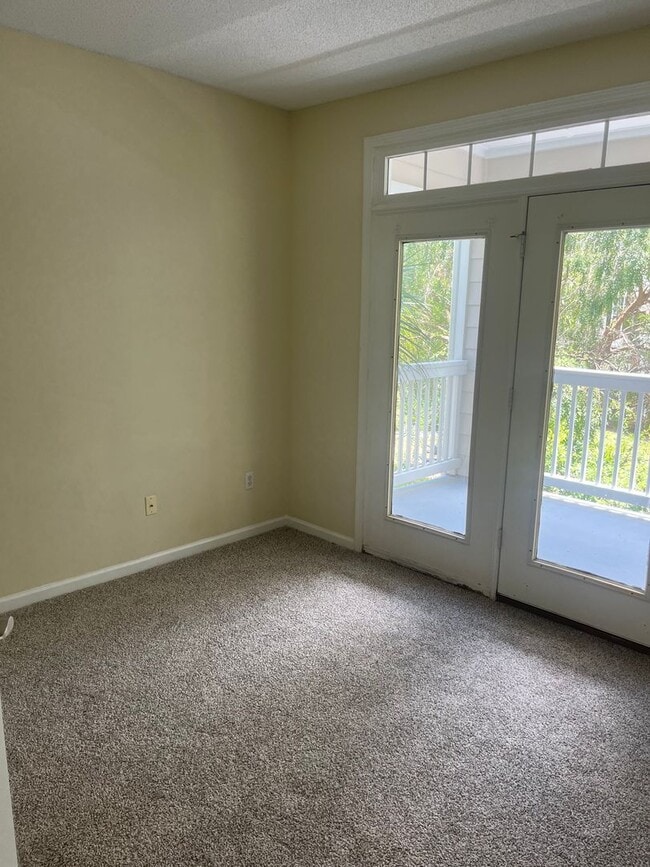 Building Photo - Available now. Great 2 BR unit in The Concord!
