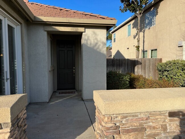 Foto del edificio - Well-appointed single-story home located walking distance to Manteca's Woodward Park!