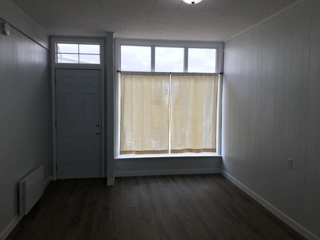 Building Photo - 106 Main St