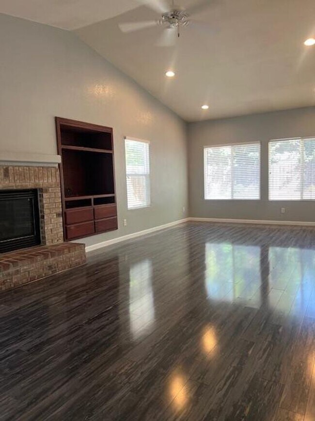 Foto del edificio - LOVELY 3 BEDROOM HOME IN NORTH NATOMAS!!