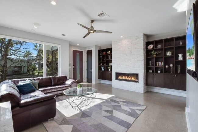 Building Photo - 1802 W 10th St