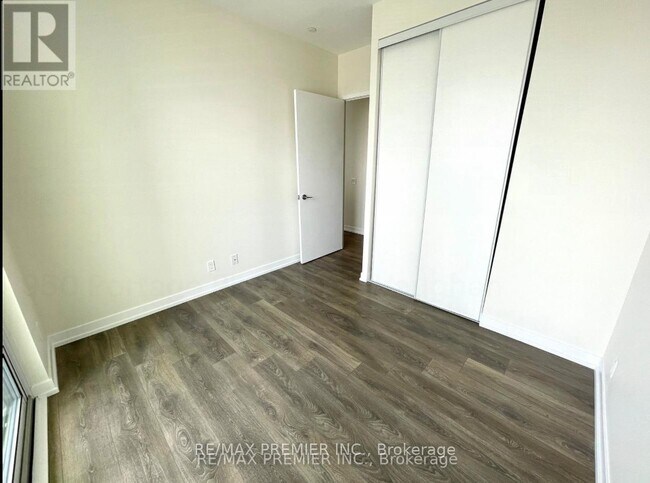 Photo du bâtiment - 950-3950 Portage Pkwy