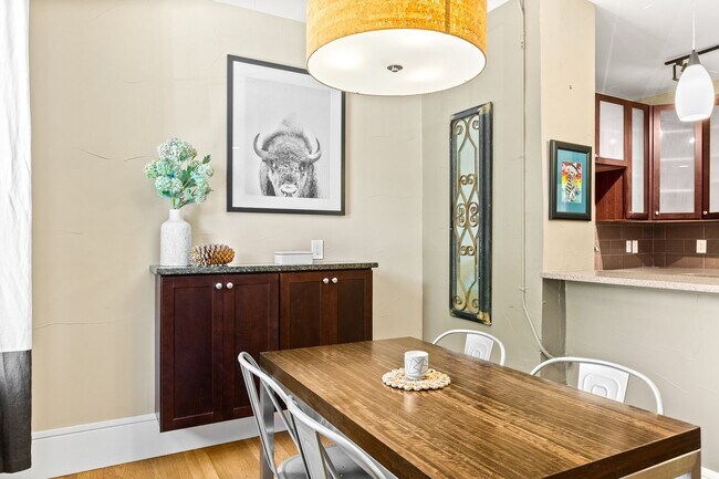 Foto del edificio - Stunning Industrial-Chic Loft in the Heart of Capitol Hill