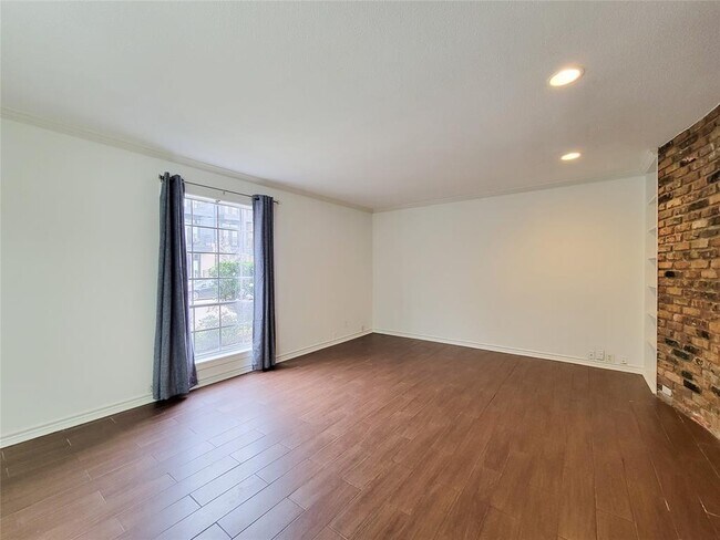 Building Photo - 5855 Inwood Dr