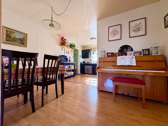 Foto del edificio - 2248 Matthew Ave