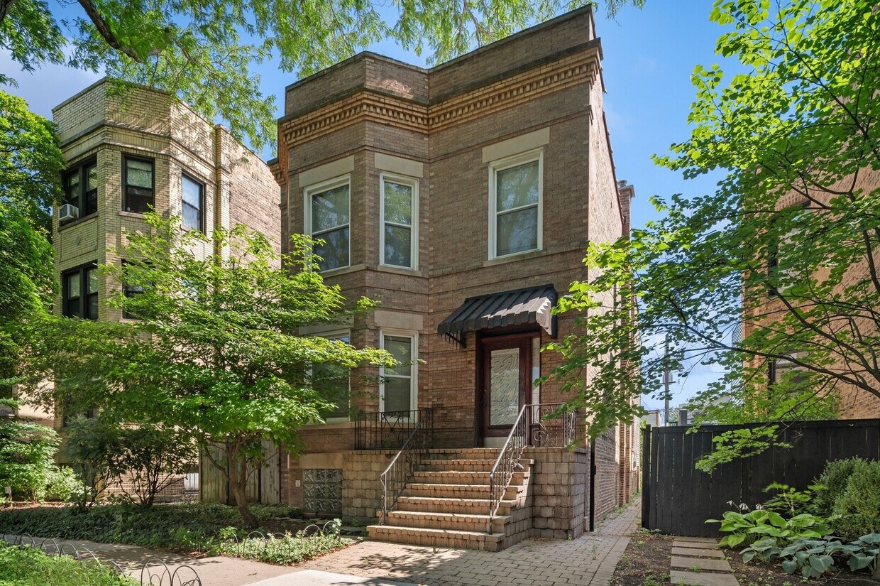 Primary Photo - 2167 W Giddings St