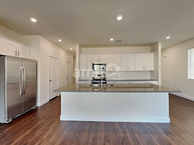 Building Photo - 582 Topiary Park Avenue