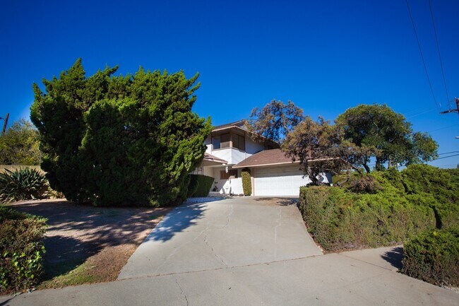 Building Photo - Beautiful Rustic Style 4B/3Ba Home in Desi...