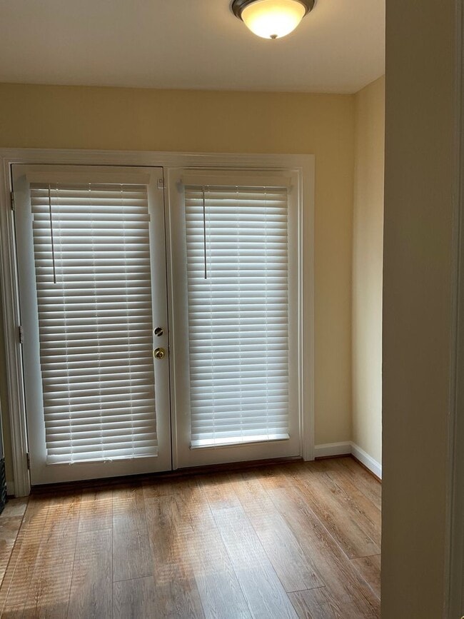 Building Photo - Spacious 2 Bedroom Apartment Available Now!