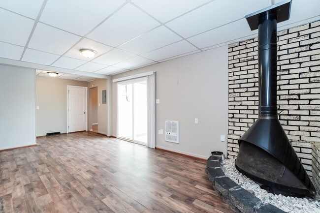 Building Photo - Updated 3-Bedroom Home with 1 Bath, Modern Flooring & Fenced Yard