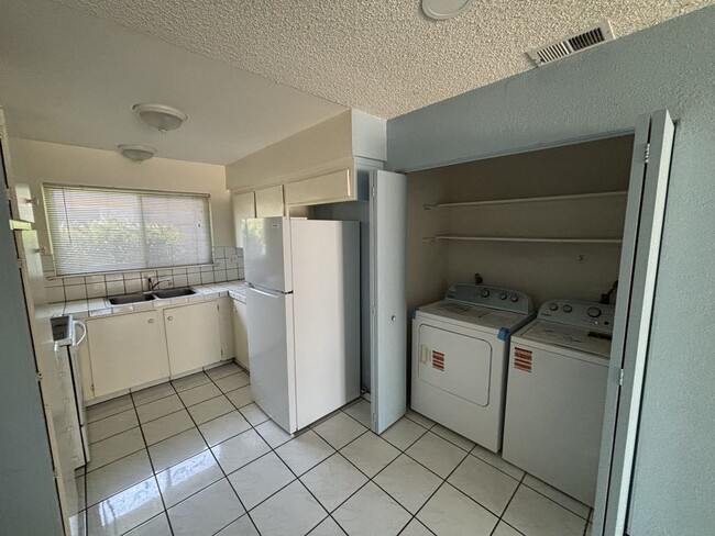 Building Photo - 498 Ginkgo Ct