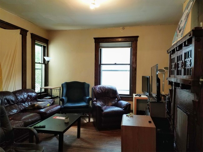 Building Photo - 414 E Kingsley St