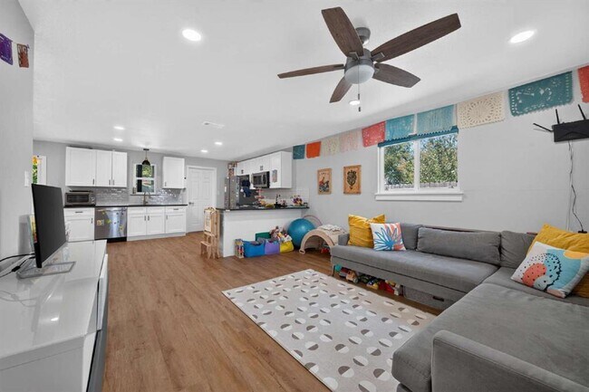 Foto del edificio - 6021 Bluebell Cir