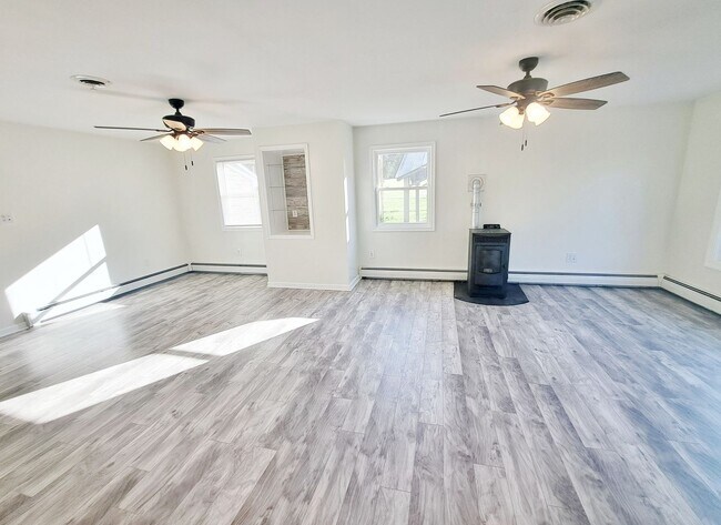 Foto del edificio - 3 Bed / 1-1/2 Bath Single Family Home