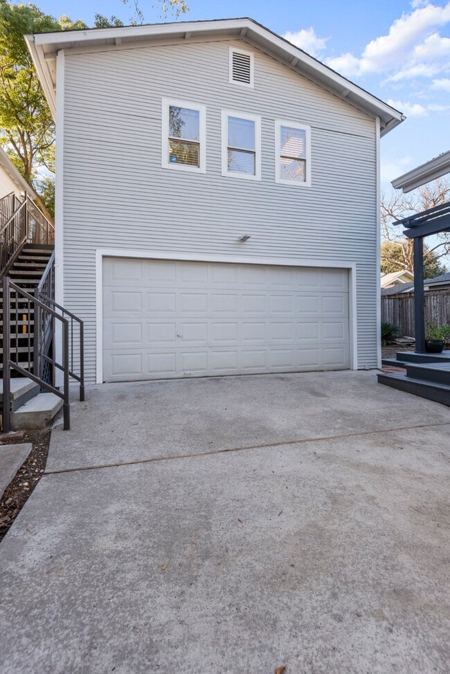 Building Photo - 533 Granberry St