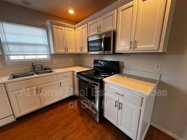 Foto del edificio - 747 Kings Carriage Rd