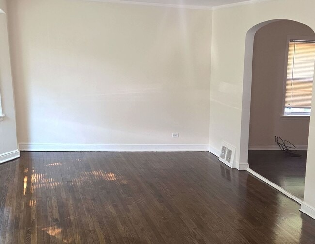 Building Photo - Charming 4BR Home with Spacious Layout, Mo...