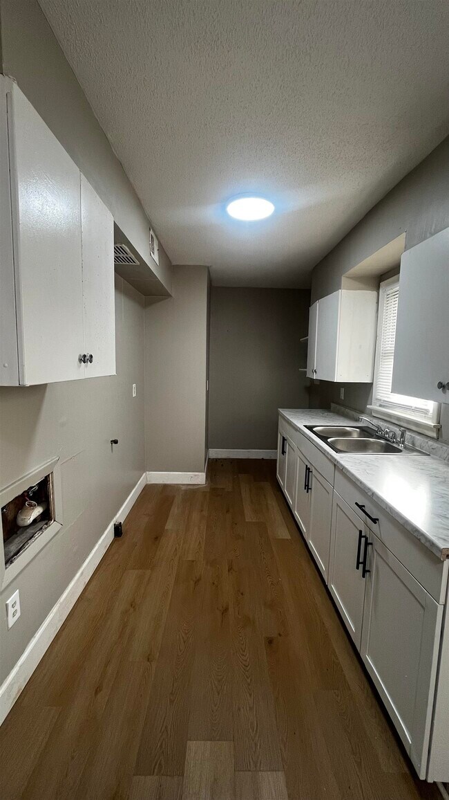 Building Photo - 4667 Violet Ave