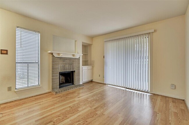 Foto del edificio - 3500 Tangle Brush Dr