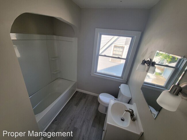 Building Photo - 3 br, 1 bath House - 67 West Bruce