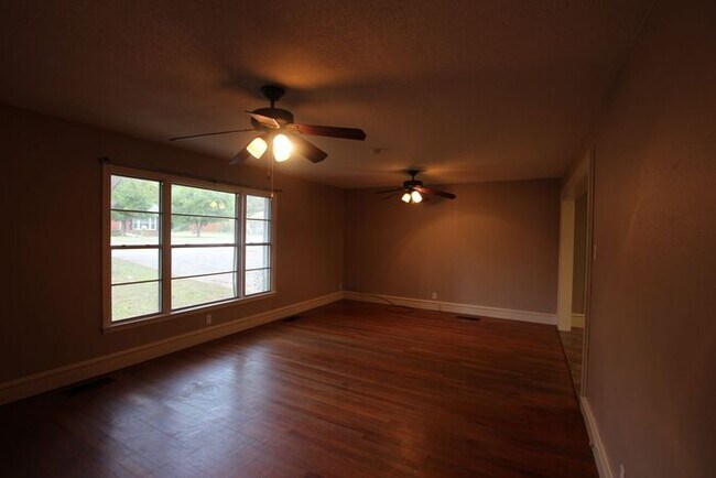Foto del edificio - Charming 3 Bedroom 2 Bath Near TJC!