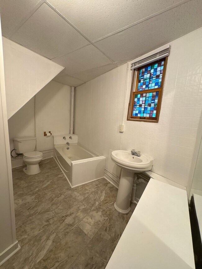 Foto del edificio - Spacious 2+ Bedroom Apartment-York City SD