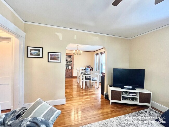 Foto del edificio - 79-81 Cresthill Rd. Unit 2