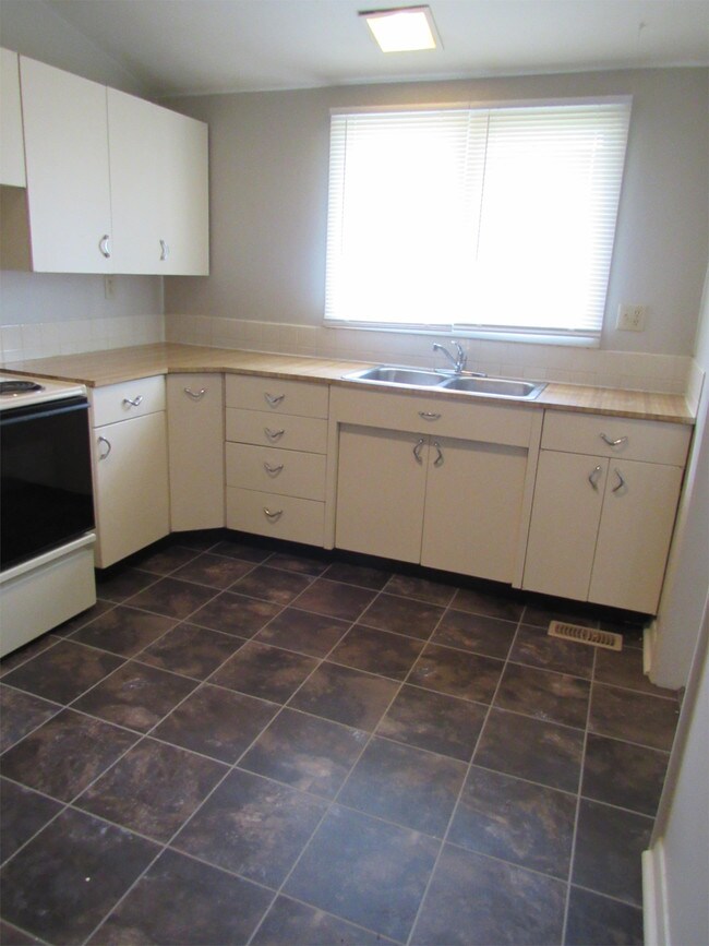 Building Photo - 1409 Crescent Dr
