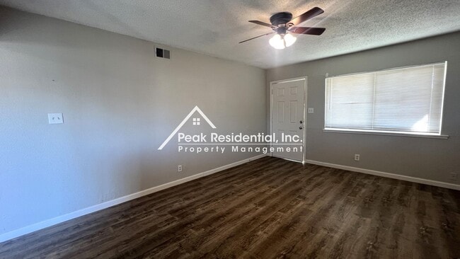 Building Photo - Spacious 3bd/1ba Duplex with Garage - Grea...