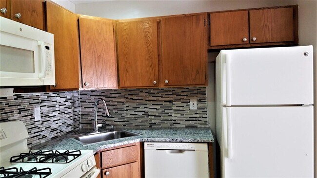 Kitchen - 18 Cypress Ct