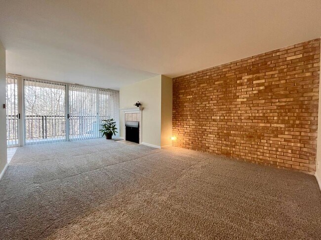 Building Photo - 5900 Oakwood Dr