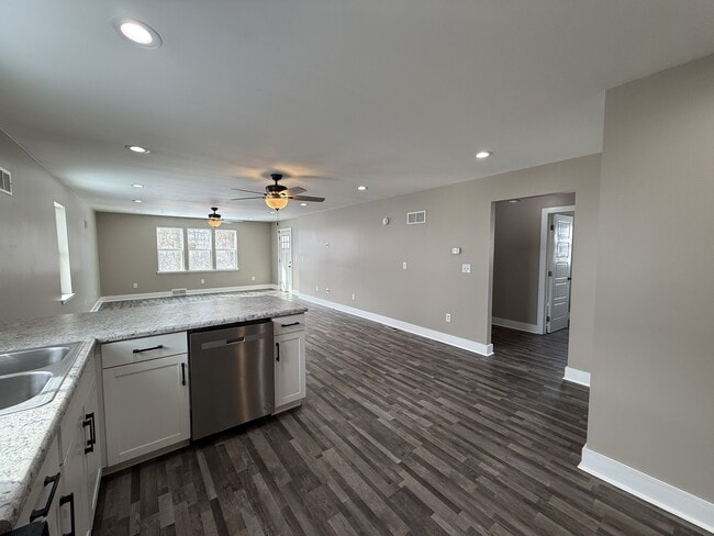 Building Photo - 601 Leonard St