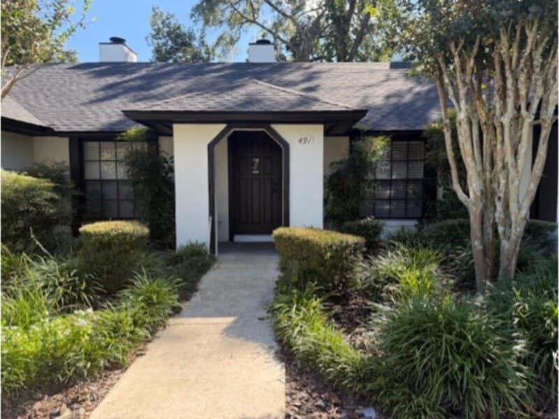 Foto principal - 2 Bedroom w/ Fireplace- Water & Lawn C...