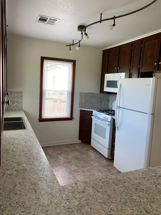 Foto del edificio - Adorable 3 Bd 1 ba w/ garage