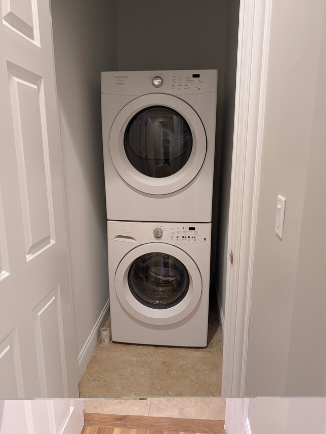 Building Photo - 4742 N Sawyer Ave