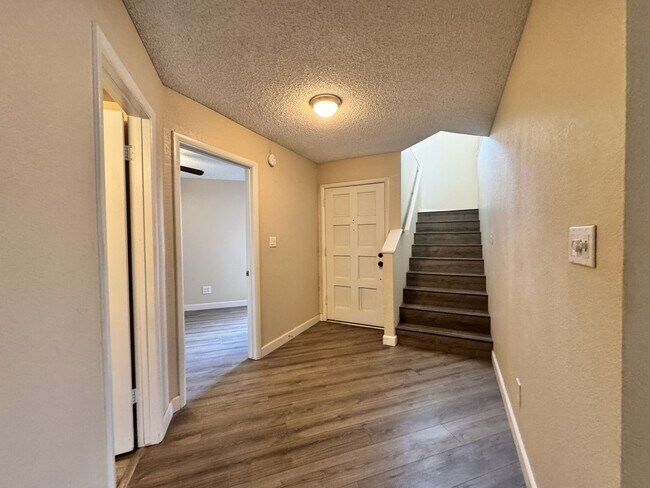 Building Photo - Great 3 bedroom 2 bath culdesac lot with f...