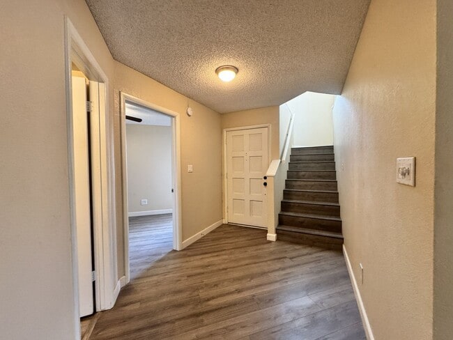 Photo - Great 3 bedroom 2 bath culdesac lot with fireplace House