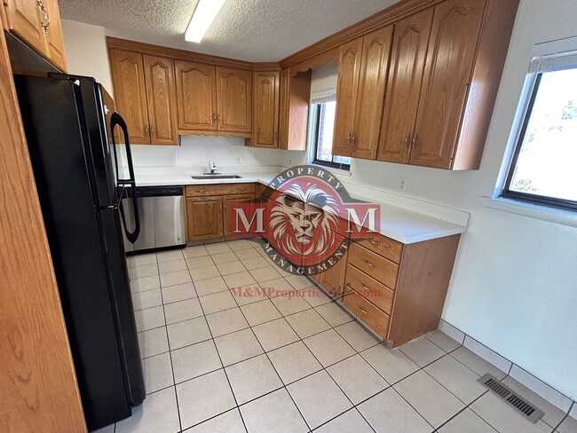 Foto del edificio - Remodeled 4 Bd Home with 23'x35' Heated Wo...