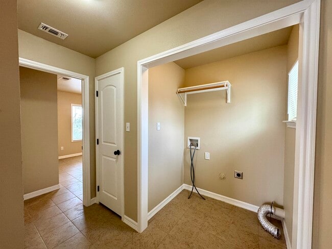 Building Photo - 203 Kennedy Dr